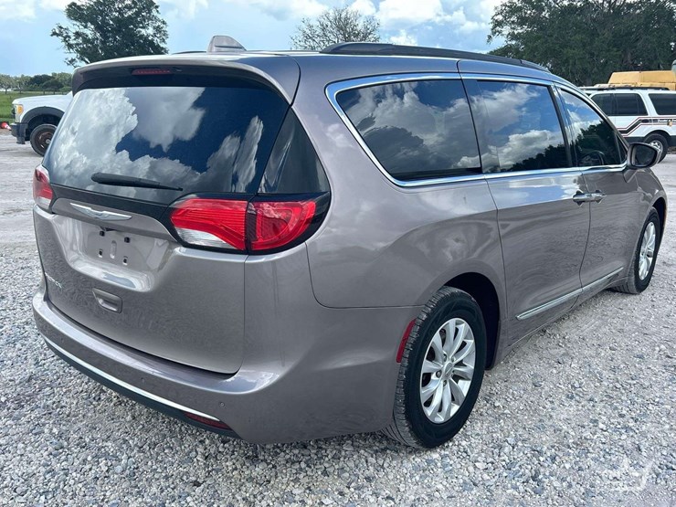 2017-chrysler-pacifica-image-3