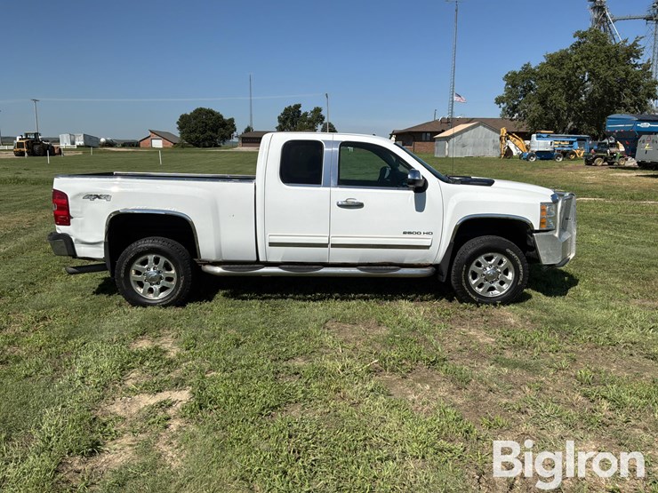 2013-chevrolet-silverado-2500-image-8