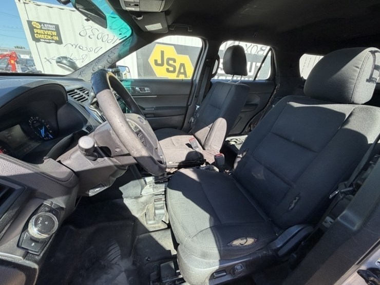 2016-ford-explorer-image-31
