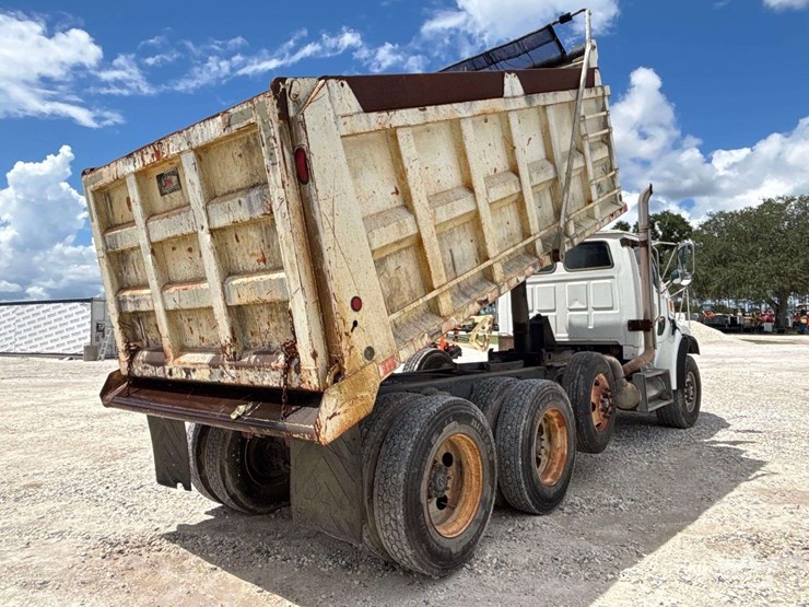 2009-sterling-l9500-image-3