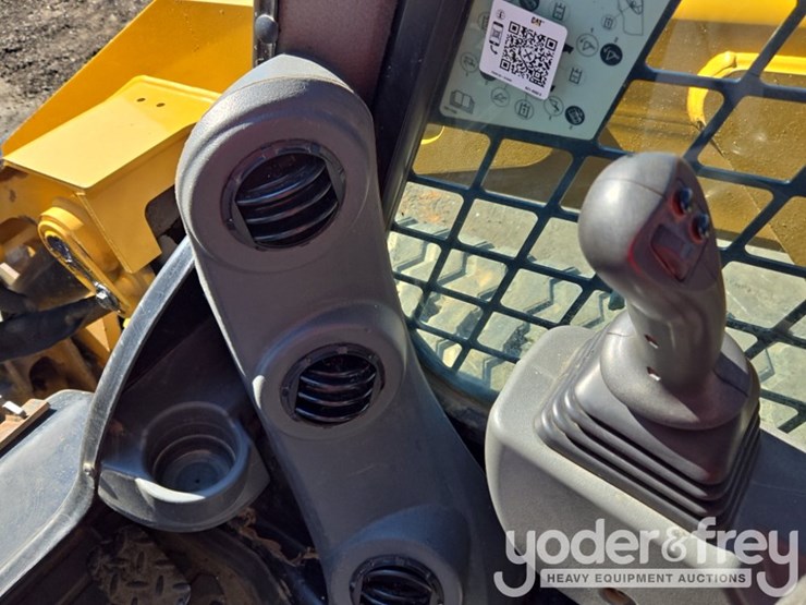 2022-caterpillar-279d3-image-26