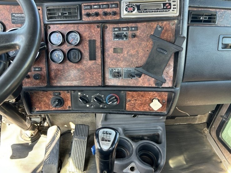 2005-kenworth-w900-image-16