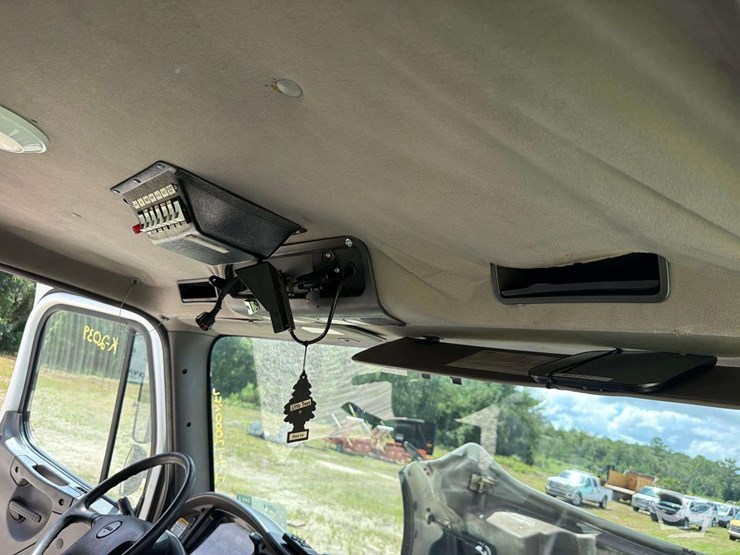 2011-freightliner-m2-106-image-16