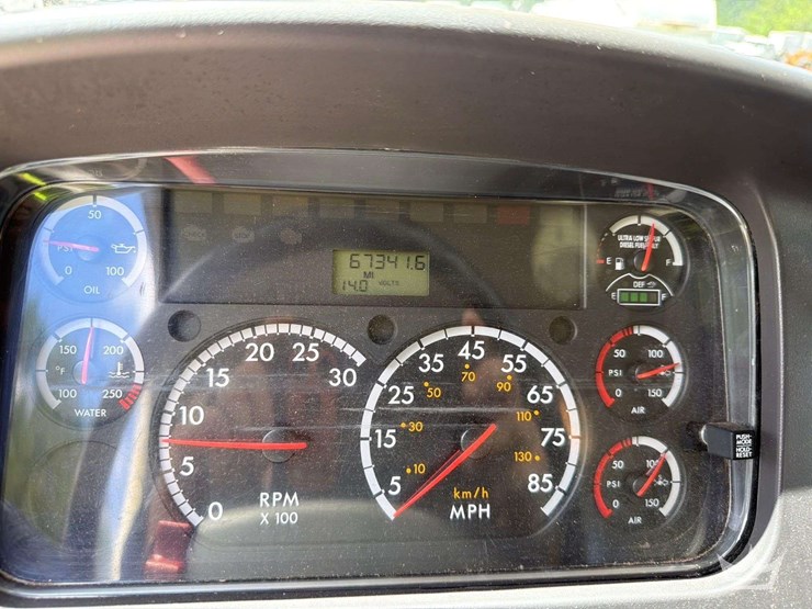 2011-freightliner-m2-106-image-6