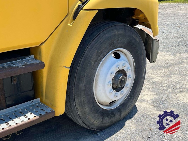 1999-freightliner-fl70-image-10