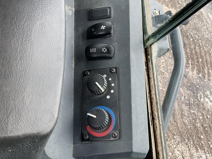 2021-deere-650k-lgp-image-13