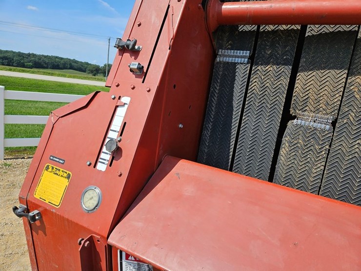 hesston-550-image-17