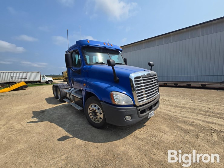 2012-freightliner-cascadia-125-image-3