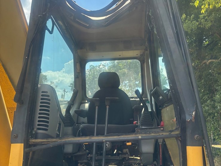 komatsu-pc220-lc-image-4