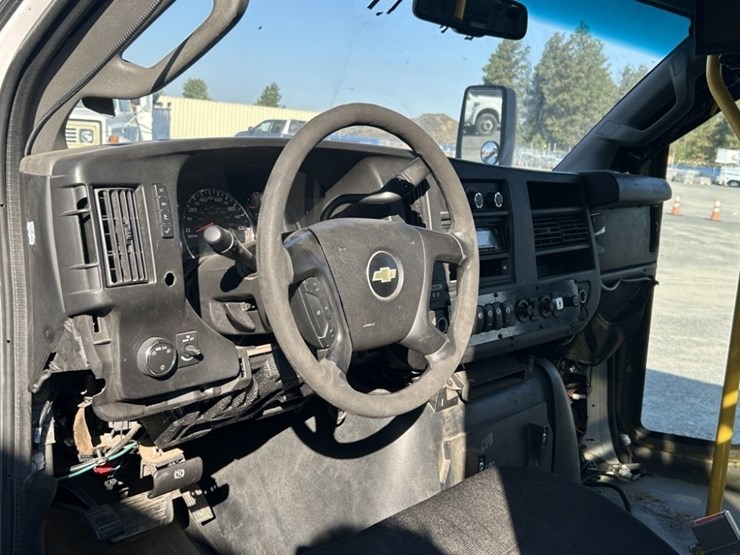 2016-chevrolet-express-paratransit-bus-image-17