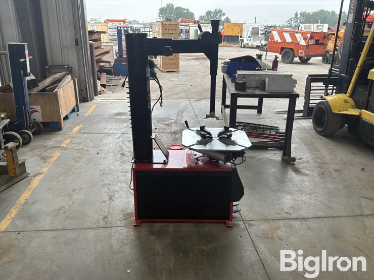 2025-massey-ferguson-730-image-4