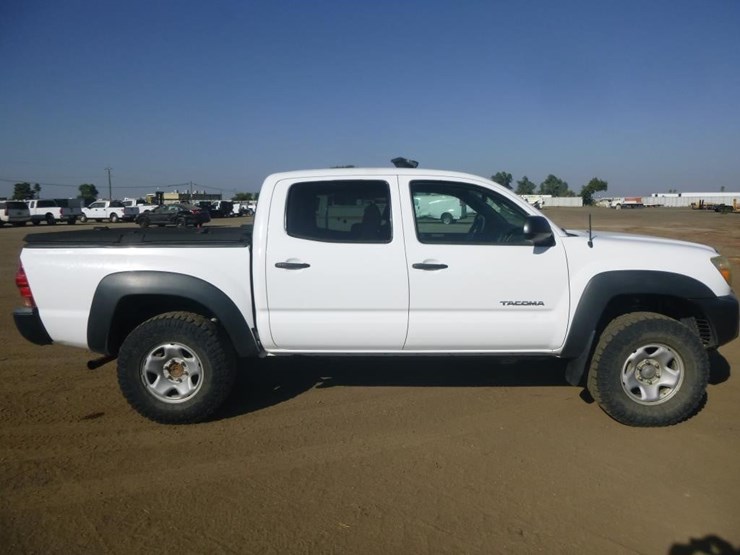 2013-toyota-tacoma-image-15