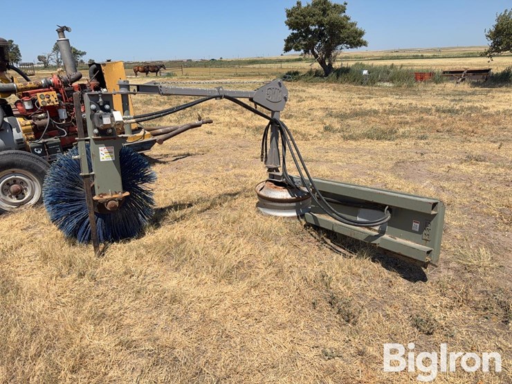 douglas-welding-&-machine-feed-bunk-sweeper-skid-steer-attachment-image-1