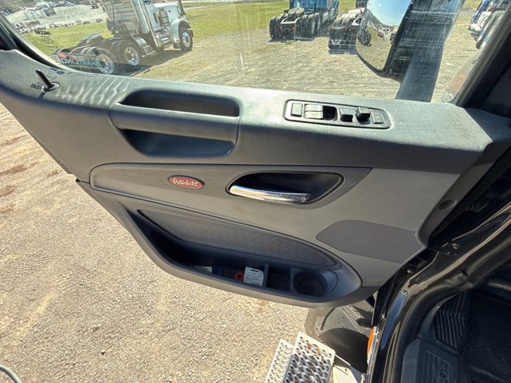 2018-peterbilt-579-image-24
