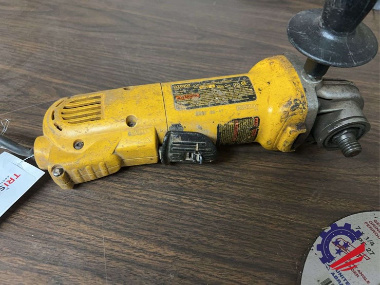 dewalt-electric-120vac-4.5-inch-angle-grinder,-model-dwe4011-image-2