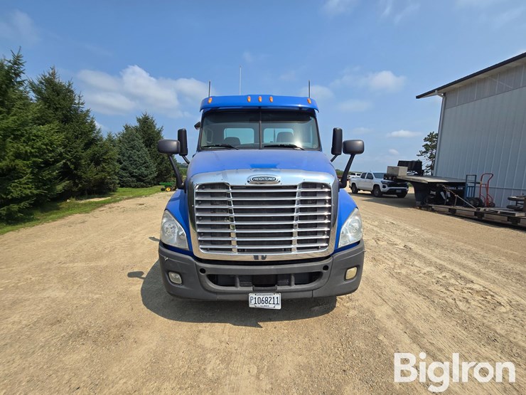 2012-freightliner-cascadia-125-image-2