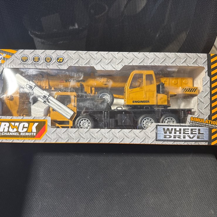 #1026 • Remote control crane truck