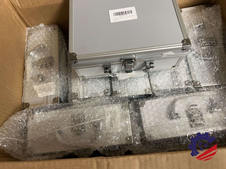 unused-lot-of-8-portable-gas-detectors-with-metal-carrying-cases-image-2