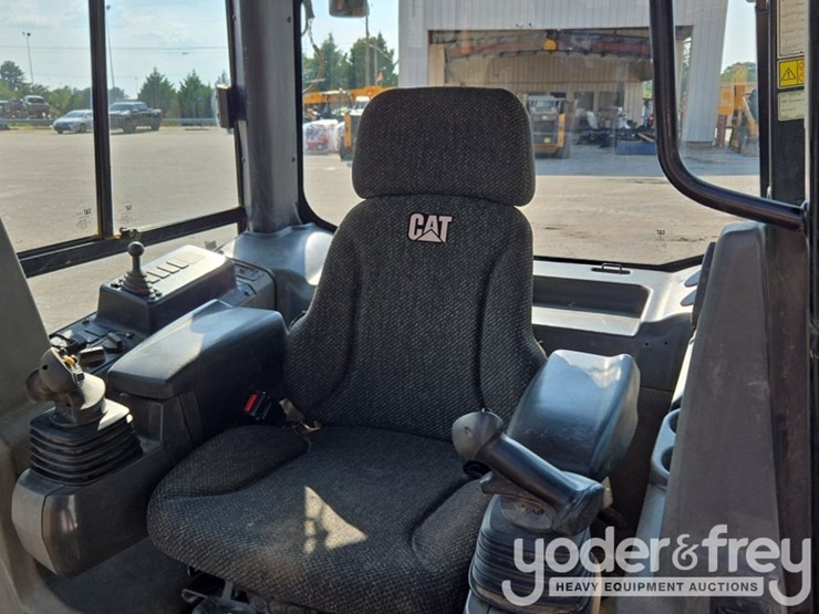 2020-caterpillar-d6k2-lgp-image-29