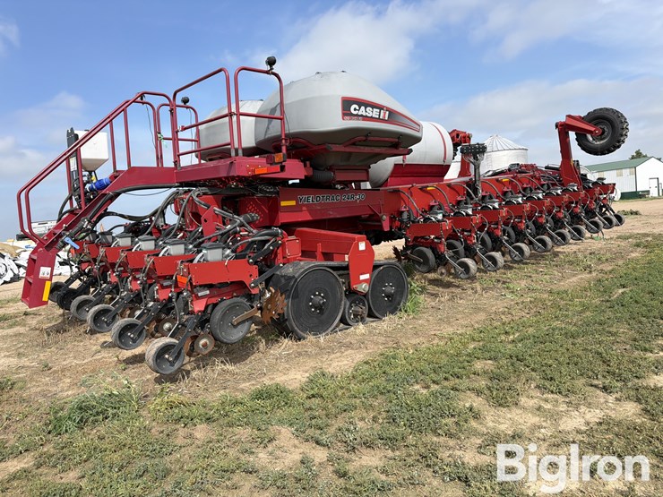2015-titan-yieldtrac-tm24r-30-precision-tracked-planter-image-7