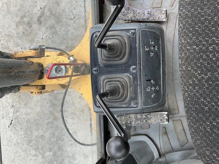 2015-caterpillar-416f-image-12
