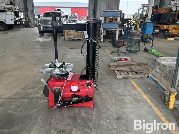 2025-massey-ferguson-730-image-8