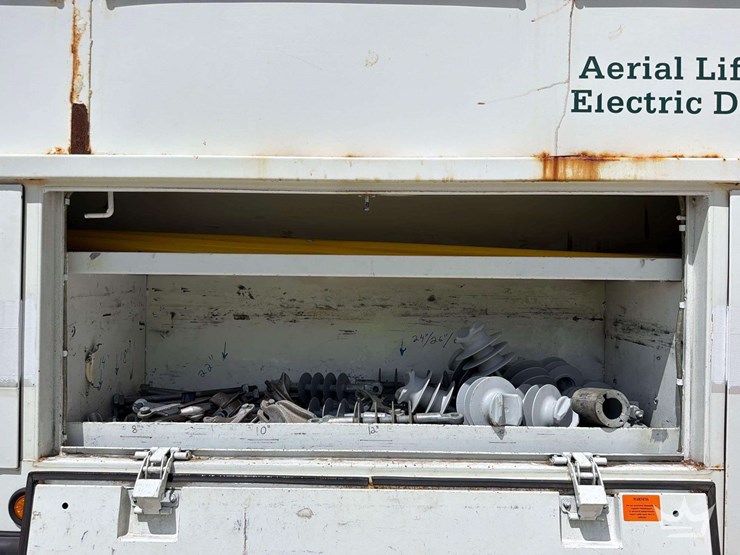 2011-freightliner-m2-106-image-34