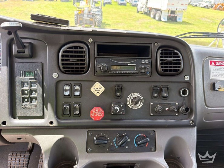 2011-freightliner-m2-106-image-9
