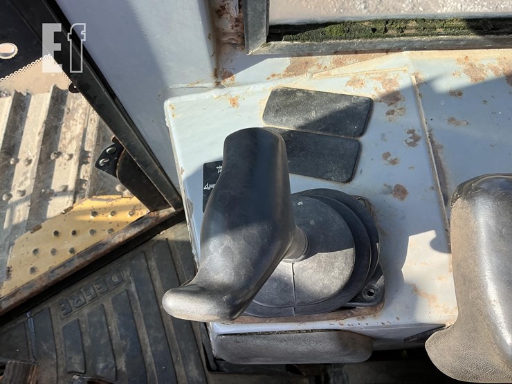 2005-deere-700h-lgp-image-15
