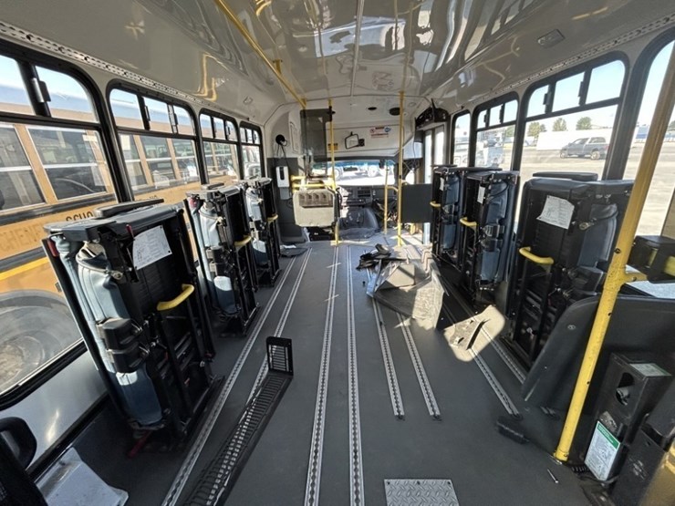 2016-chevrolet-express-paratransit-bus-image-24