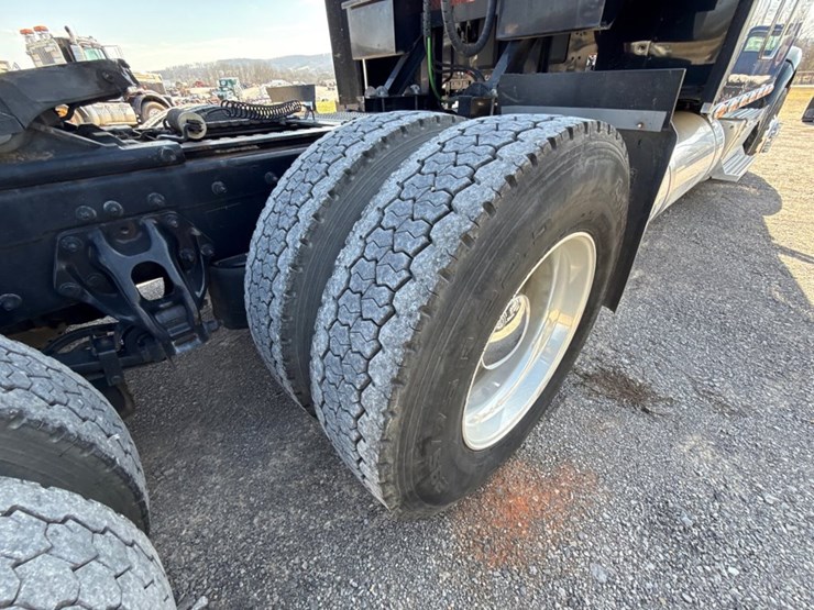 2018-peterbilt-579-image-37