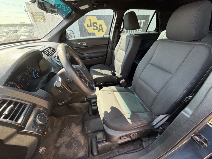 2017-ford-explorer-image-22