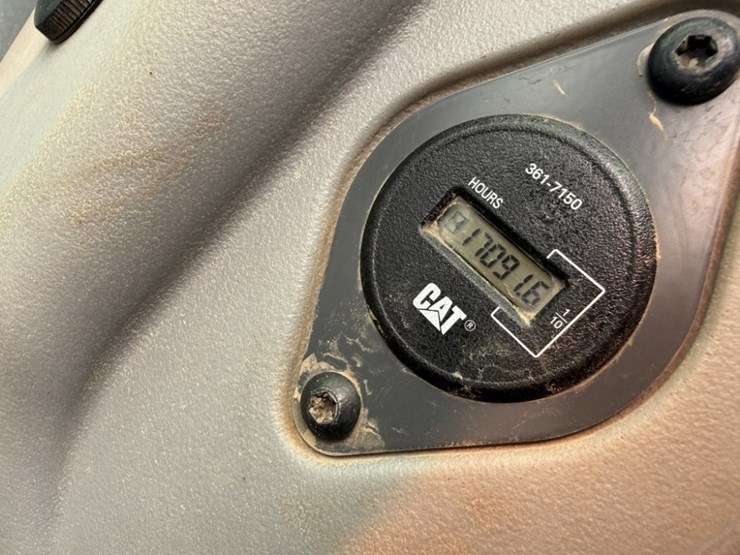 2013-caterpillar-568-image-32