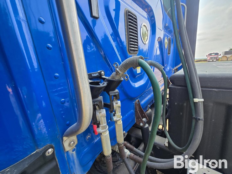 2012-freightliner-cascadia-125-image-10
