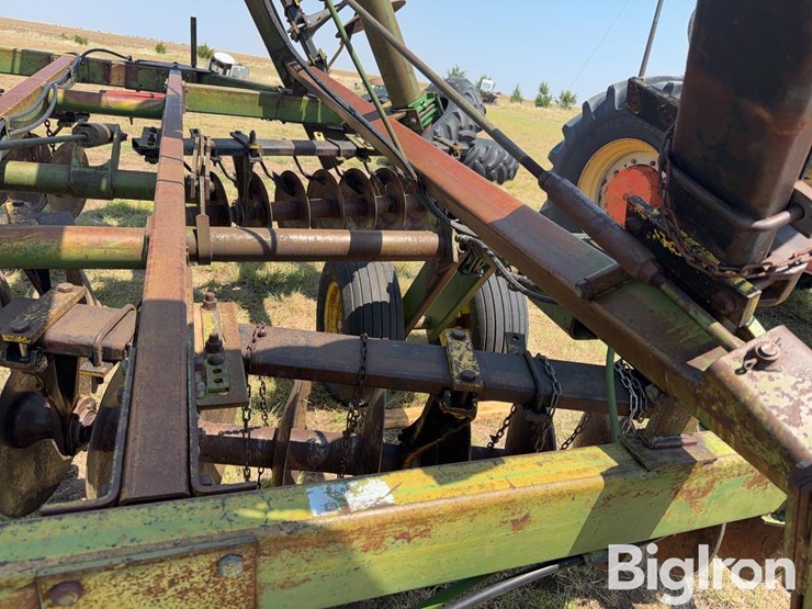 john-deere-330-image-13