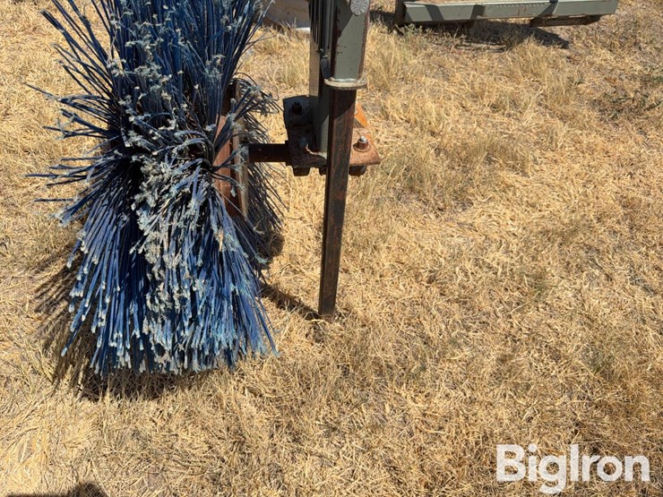 douglas-welding-&-machine-feed-bunk-sweeper-skid-steer-attachment-image-20