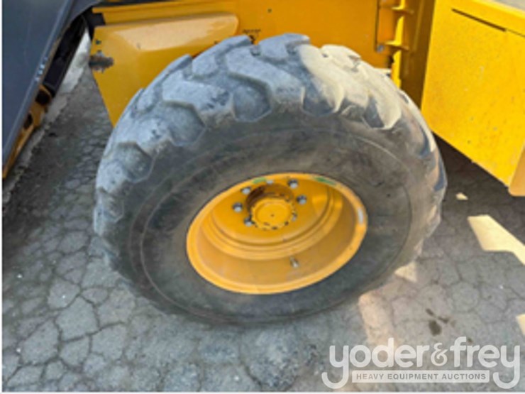 2022-deere-410l-image-7