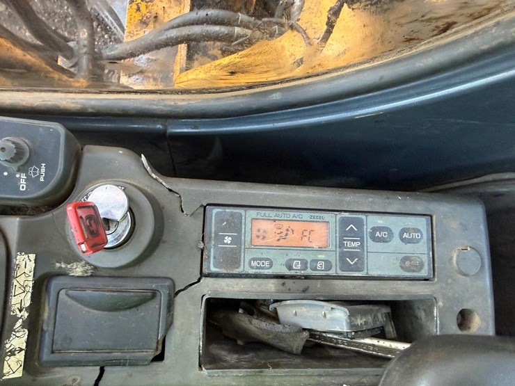 deere-200c-lc-image-26
