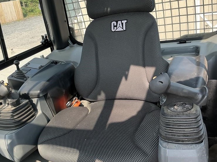 2023-caterpillar-d1-image-14