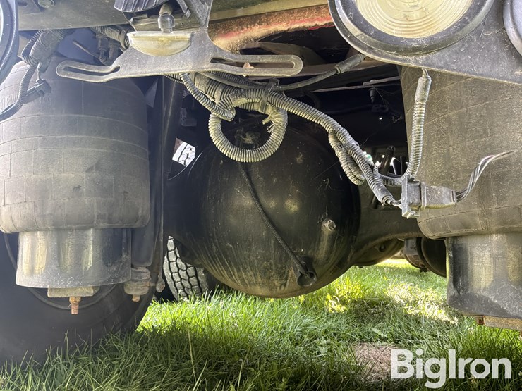 2013-peterbilt-388-image-13