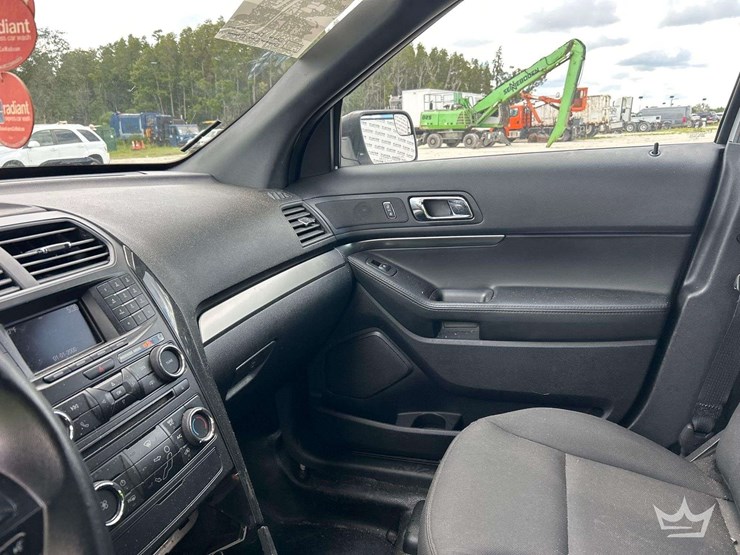 2018-ford-explorer-image-21