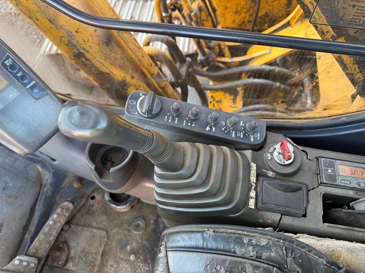 deere-200c-lc-image-25