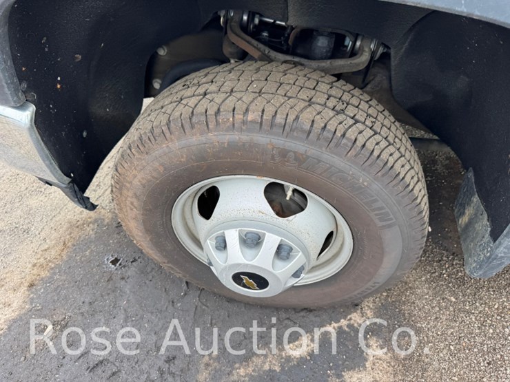2022-chevrolet-3500-image-9