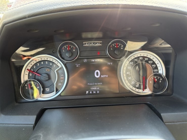 2017-ram-1500-laramie-image-33