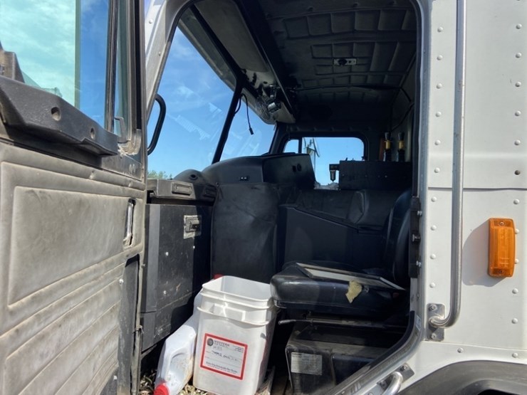 2012-peterbilt-320-image-13