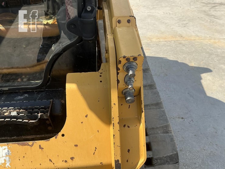 2015-caterpillar-259d-image-13