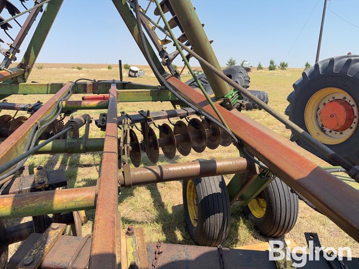 john-deere-330-image-14