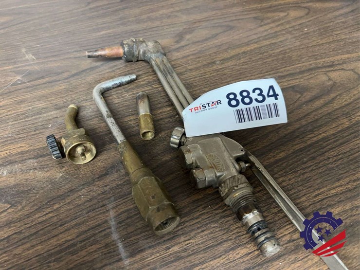 assorted-torch-tips-and-cutting-torch-handle-assembly-image-1