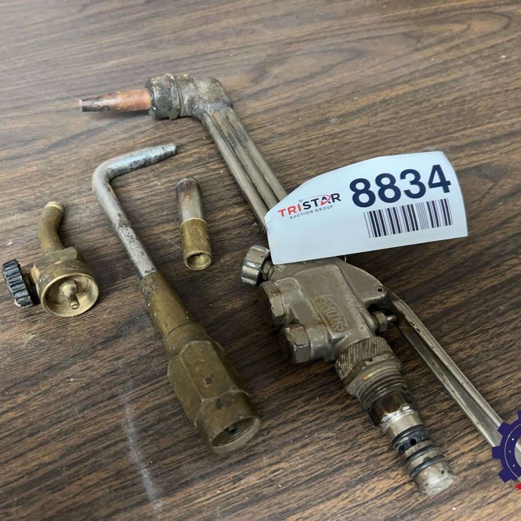 Assorted torch tips and cutting torch handle assembly
