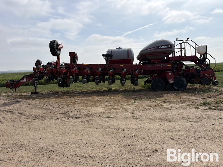 2015-titan-yieldtrac-tm24r-30-precision-tracked-planter-image-4